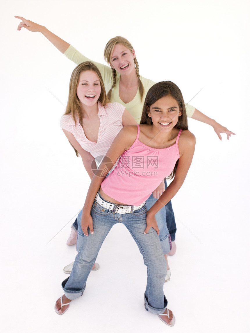 排成一排的三位女孩朋友笑着微笑图片