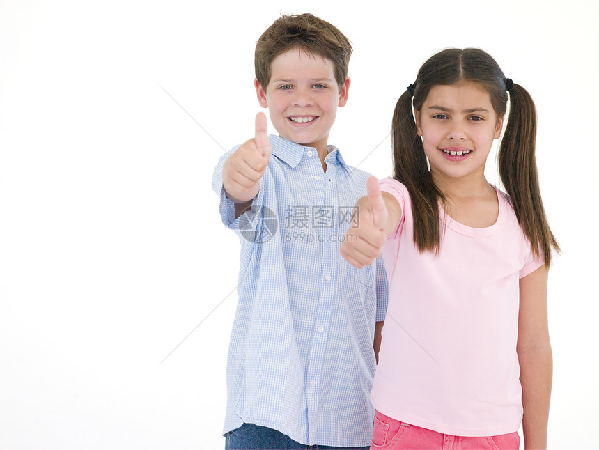 哥哥和姐姐笑着大拇指举起手来图片