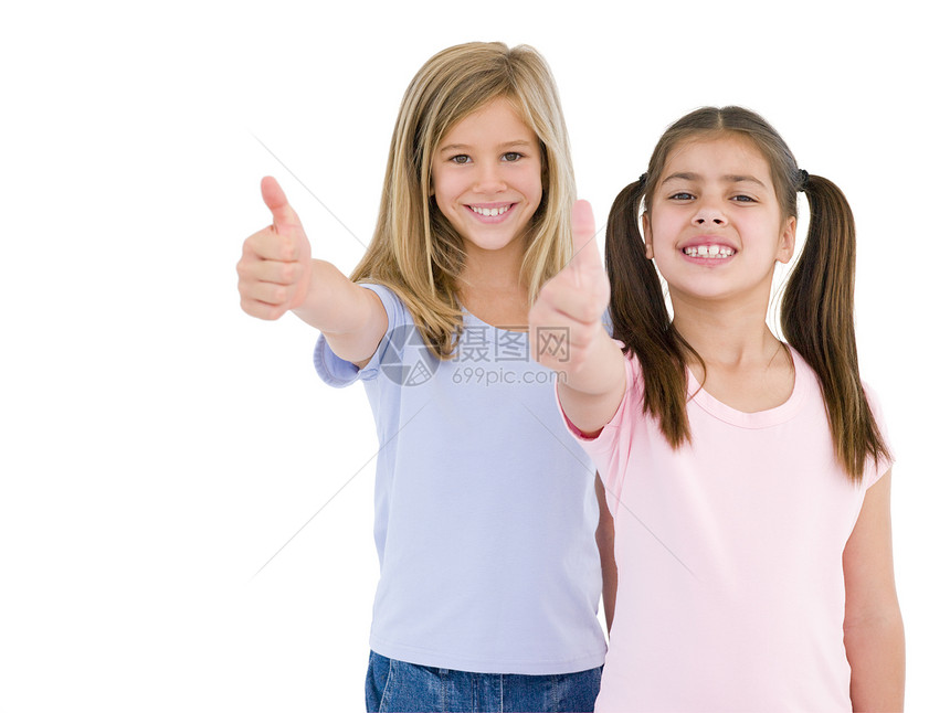 两个女孩朋友笑着用拇指举起大拇指图片
