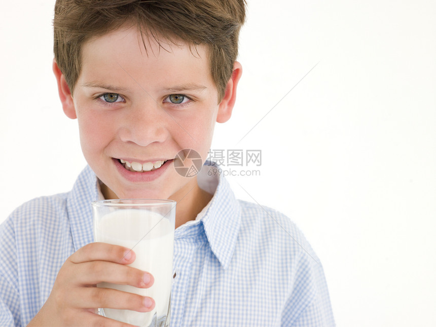 带着奶水微笑的年轻男孩饮食水平玻璃青年男生孩子健康牛奶相机孩子们图片