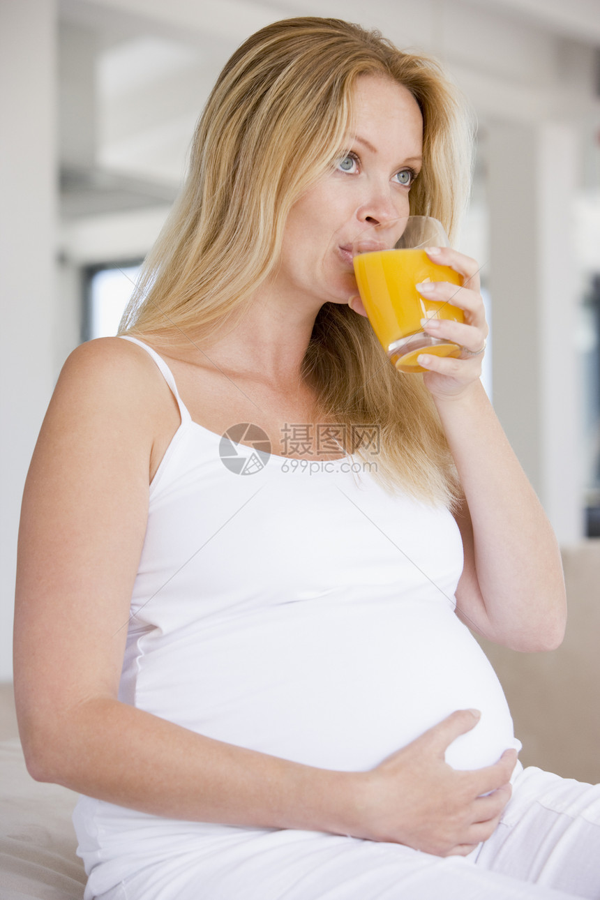 带橙汁杯子的孕妇怀孕家庭待产女性准妈妈果汁家长新妈妈孕妇装饮食图片