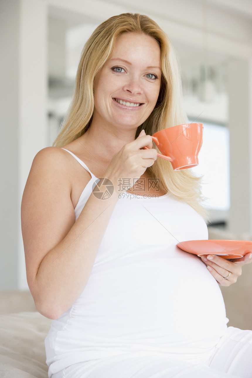 带着茶杯微笑的孕妇咖啡准妈妈新妈妈家长享受待产怀孕饮食家庭孕产图片
