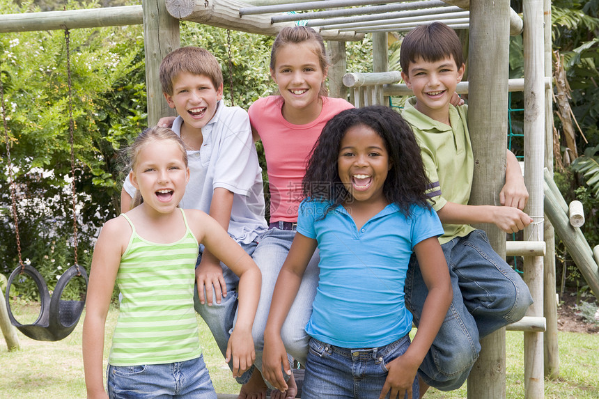 5个年轻朋友在操场上微笑着笑容孩子混血套装水平相机男生童年女孩攀岩友谊图片