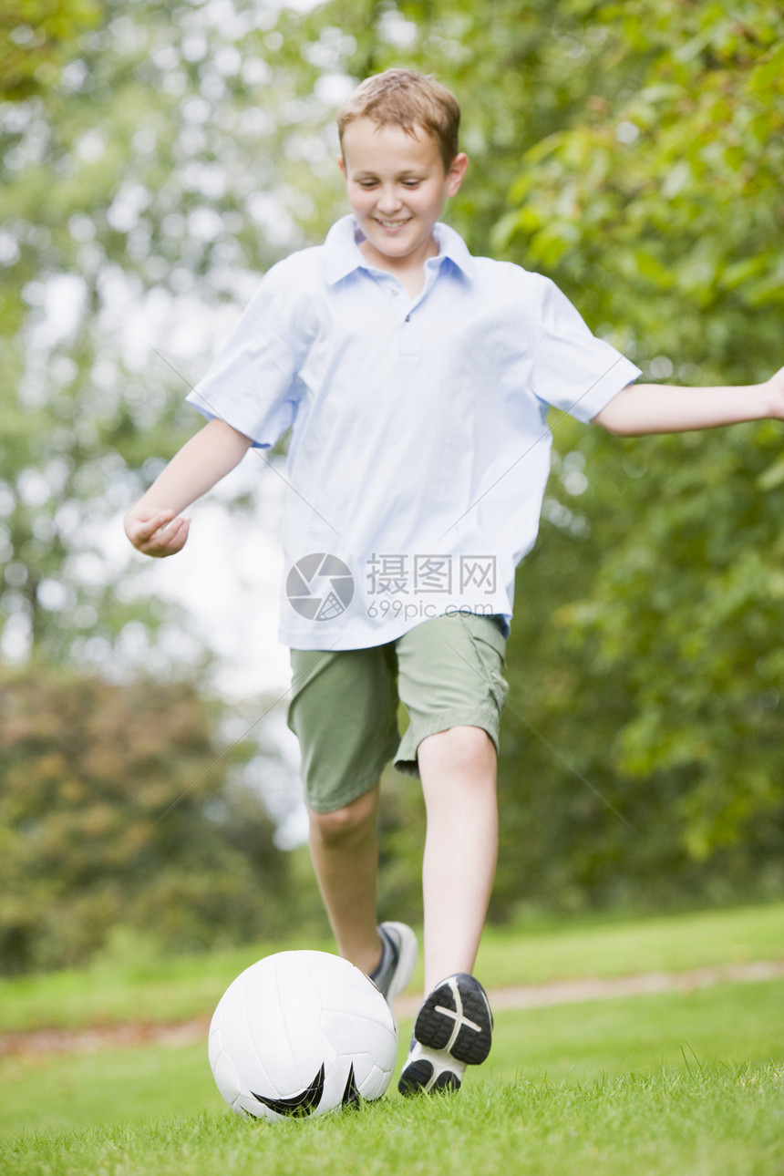年青男孩踢足球童年小男孩享受足球男性孩子公园运动情感男生图片