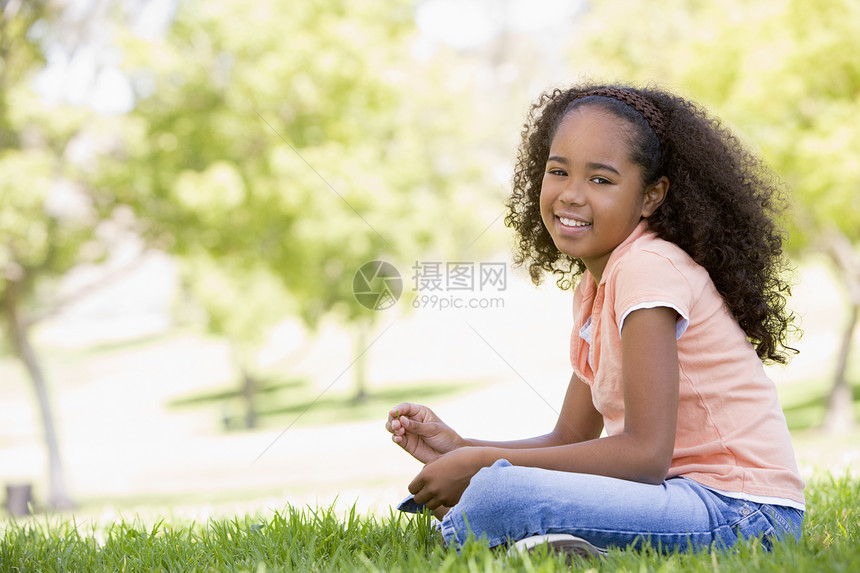 坐在户外微笑的年轻女孩孩子们长度相机水平农村女性情感公园孩子图片