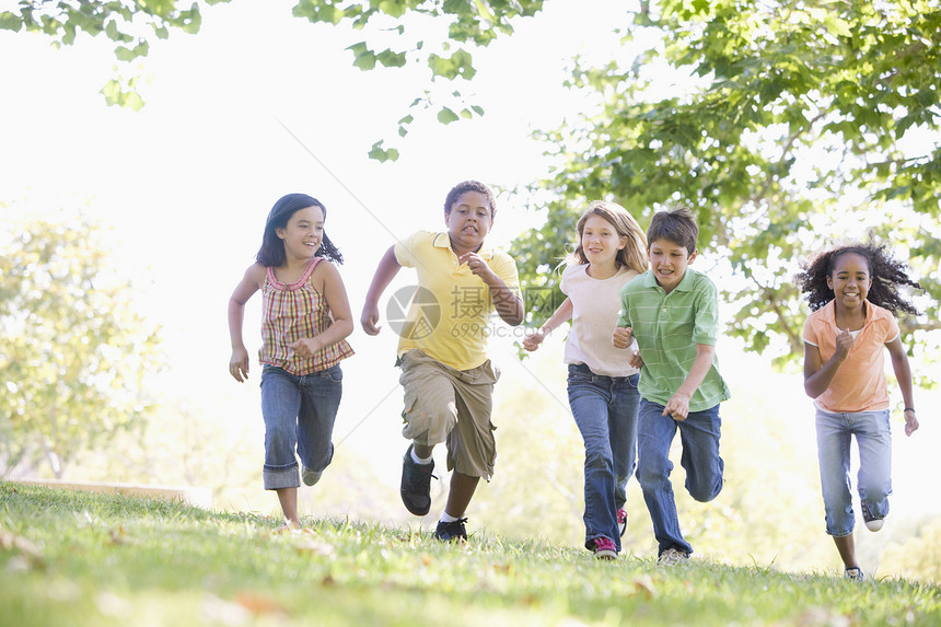 五个年轻朋友在户外笑着跑享受朋友们乐趣小男孩公园跑步童年女孩友谊男性图片