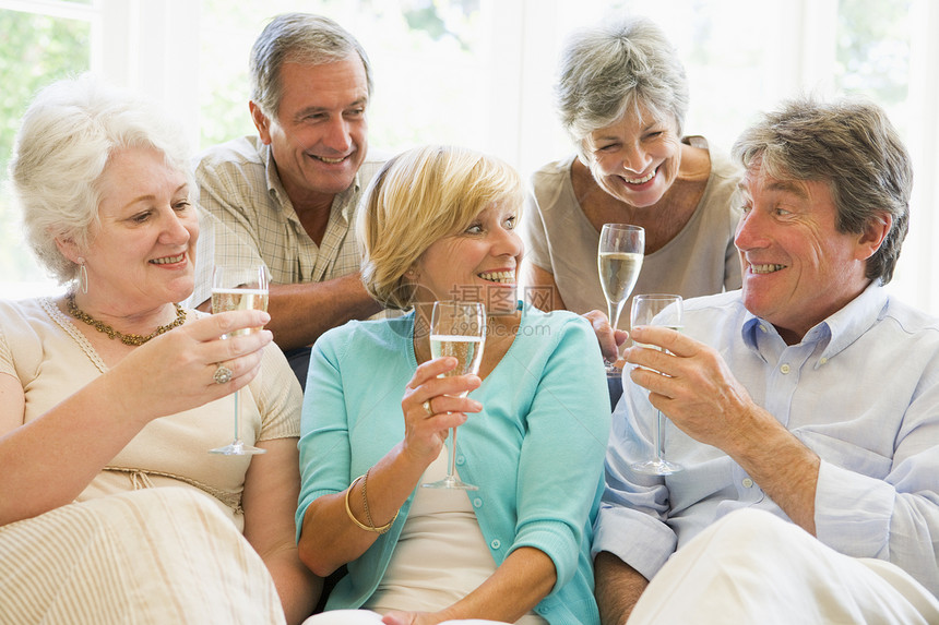 在客厅的五个朋友 喝香槟 笑着男人退休女性干杯酒精友谊情侣女士丈夫乐趣图片