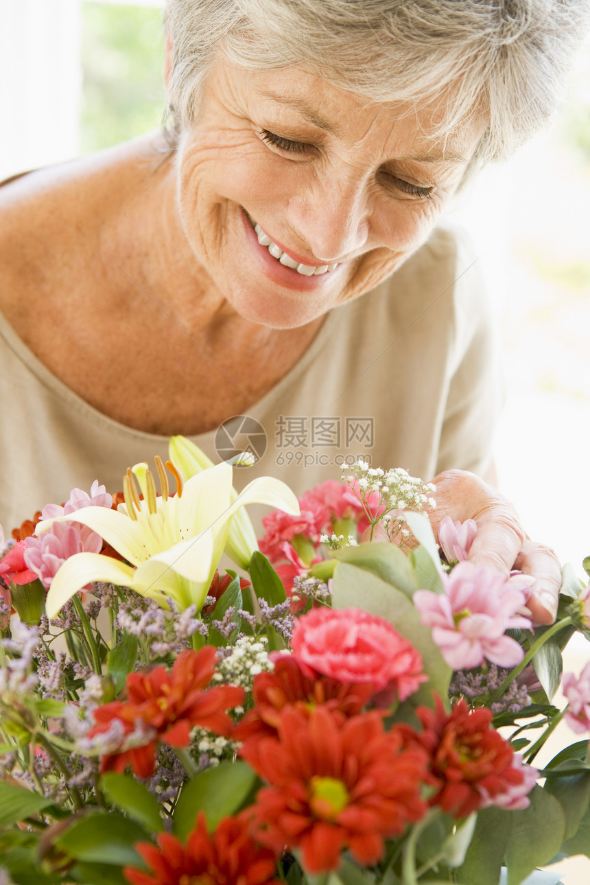 带着鲜花微笑的女人女士感情中年生日礼物退休情感展示场合惊喜图片