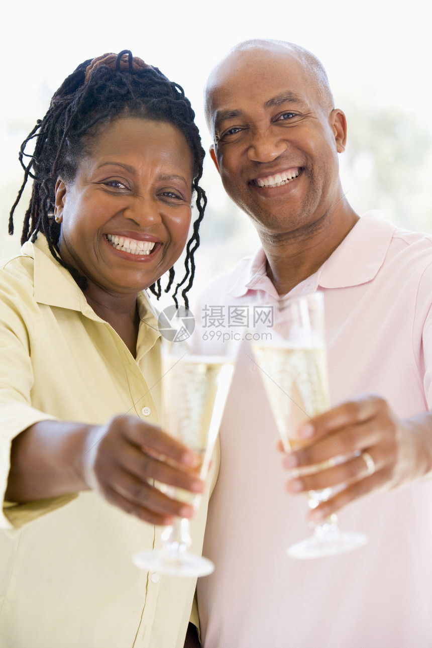 一起为香槟敬酒和微笑夫妻情感中年惊喜亲热男人场合两个人丈夫礼物图片