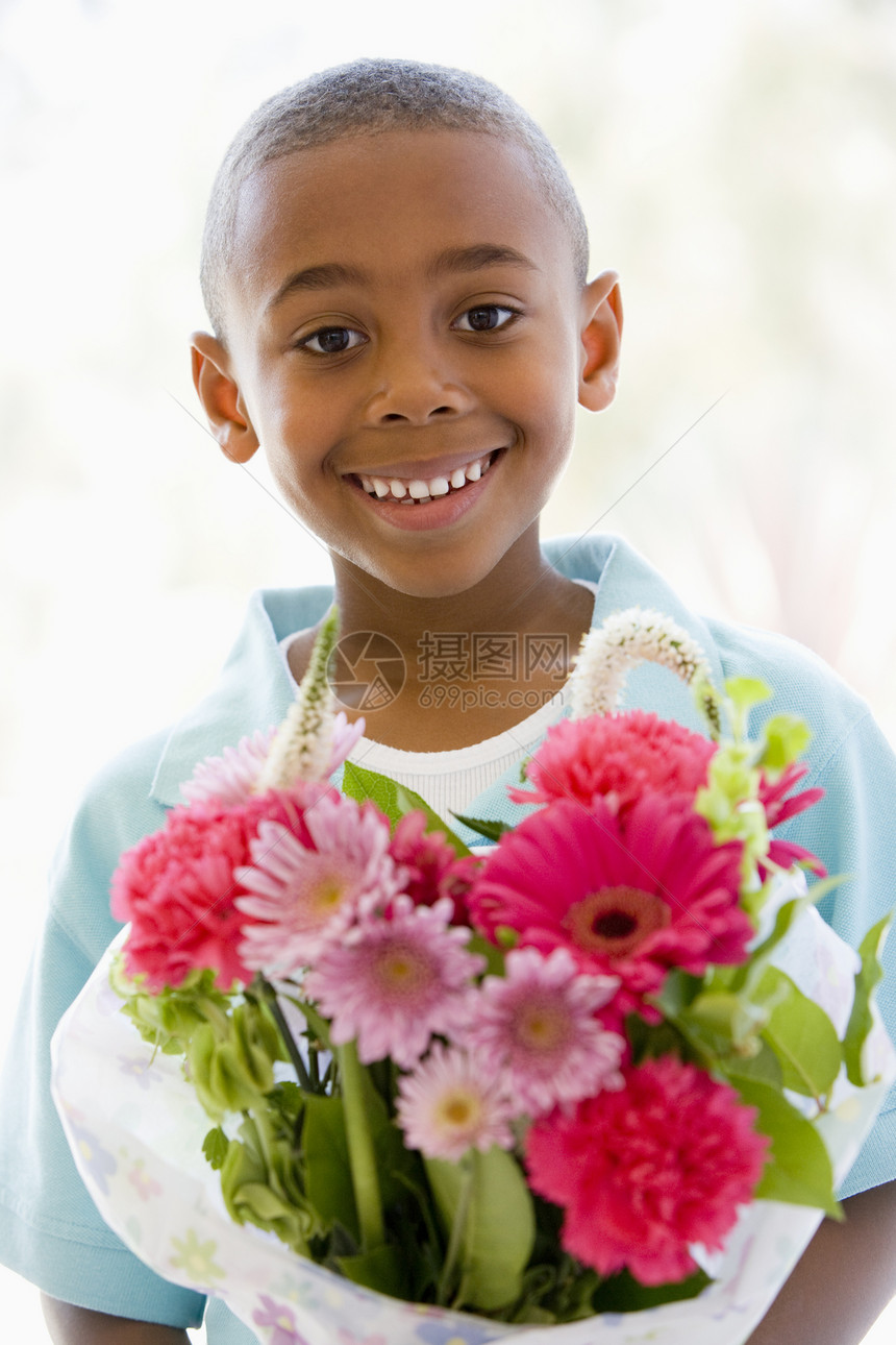 带着鲜花微笑的年轻男孩图片