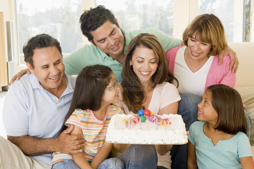 家庭在客厅 蛋糕微笑派对爸爸孩子们乐趣父亲女性蜡烛祖父男性母亲图片