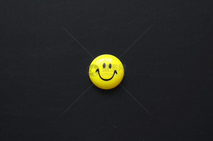 微笑和复制空间情感笑脸木板笔记黄色空白粉笔黑色卡片乐趣图片