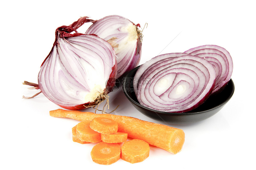 红洋葱切成两半 有切片和胡萝卜烹饪皮肤盘子植物洋葱厨房食物草本植物紫色生产图片