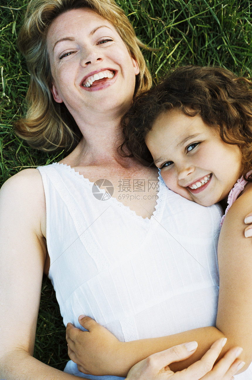 母亲和女儿躺在户外微笑着公园妈妈幸福女士女性两个人亲密感场地中年休息图片