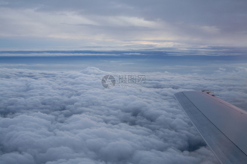 从平面窗口查看引擎旅游航空旅行航空公司窗户天空蓝色运输技术图片