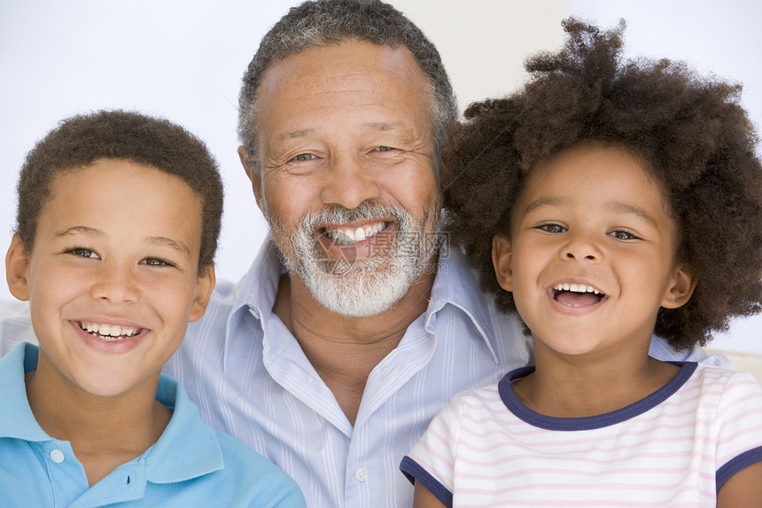男人和两个小孩笑着微笑沙发孙辈孩子们家庭女孩感情拥抱男生家庭生活男性图片