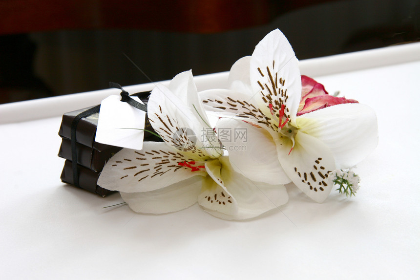 巧克力和鲜花想像力食物礼物概念白色婚礼图片