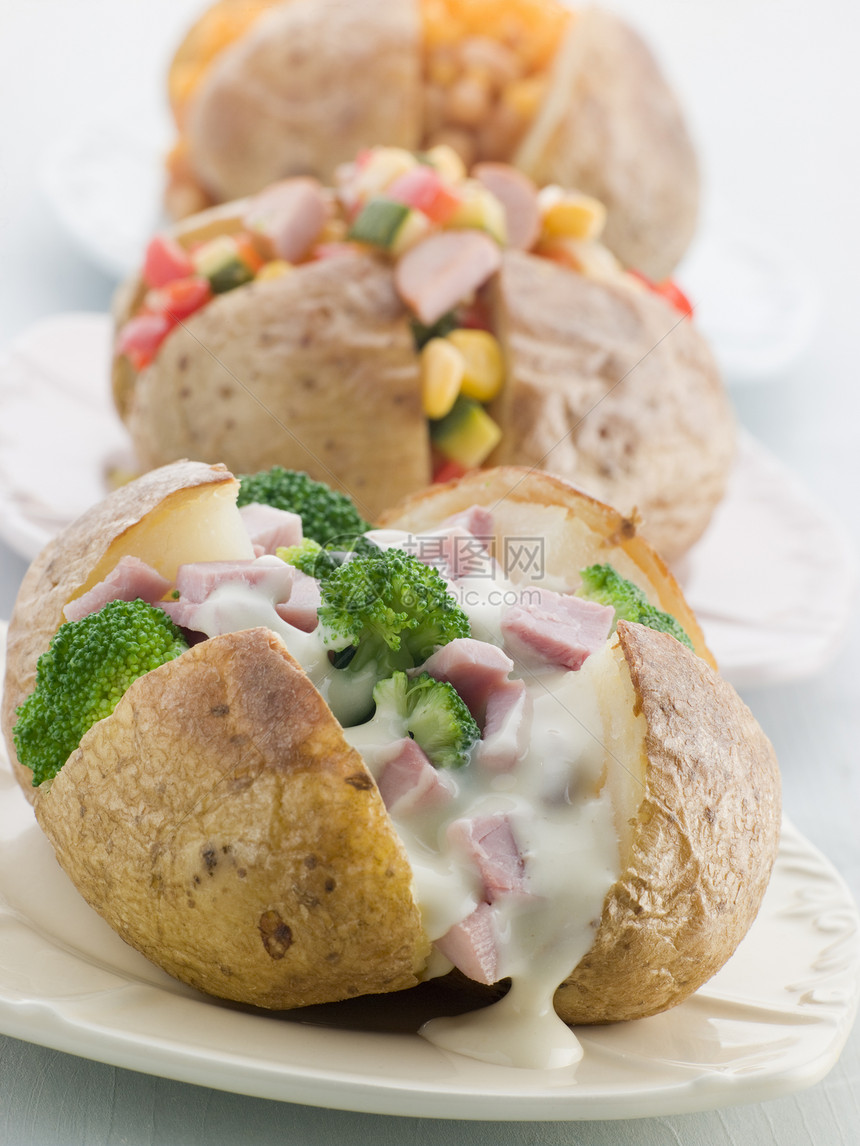 含有若干陶瓷的烤土豆浇头食谱儿童餐孩子们馅料盘子食物蔬菜厨艺生产图片