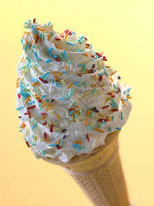 带糖果喷雾的冰淇淋Cone儿童餐影棚食谱晶圆乳制品食物冷冻鞭打孩子们糖果类背景图片