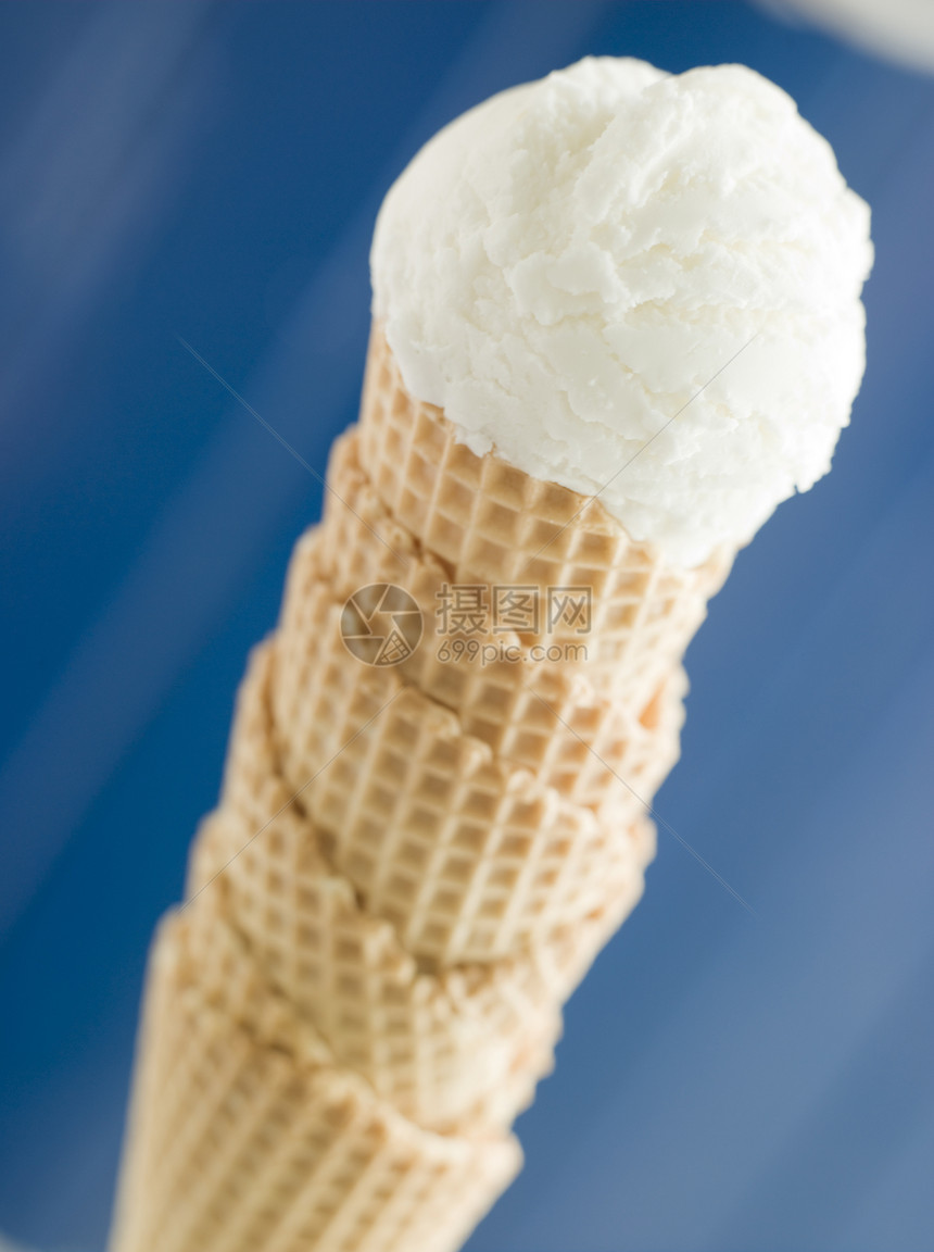 瓦费尔锥体中的香草冰淇淋冷冻晶圆乳制品甜点儿童餐甜食厨艺烹饪糖果圆锥图片