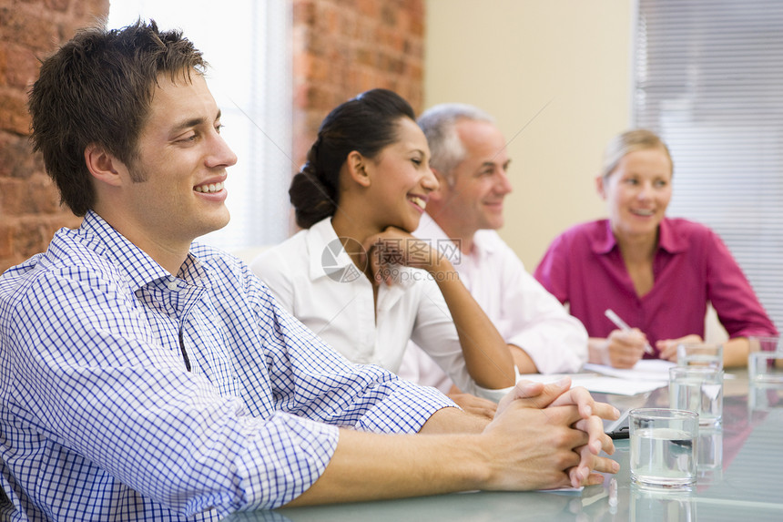 4个在会议室的商务人士微笑着团队董事会年轻人女子桌子合作相机生意人休闲男性图片