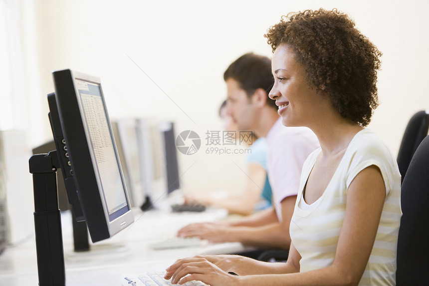 三个人坐在电脑室里 打打字和微笑休闲团体商业世代电脑职员桌子办公室团队工人图片