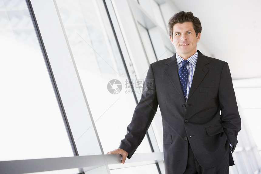 商务人士站在走廊上笑着微笑休息业务时间大厅相机商业中年男人水平门厅图片