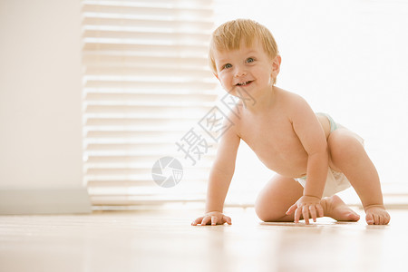 动话婴儿素材婴儿在室内爬动时微笑着笑容男生关爱幸福孩子们男性小男孩孩子样子水平背景