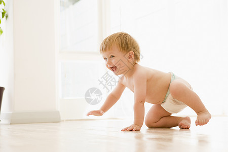 动话婴儿素材婴儿在室内爬动时微笑着笑容关爱幸福男性样子孩子孩子们男生小男孩水平背景