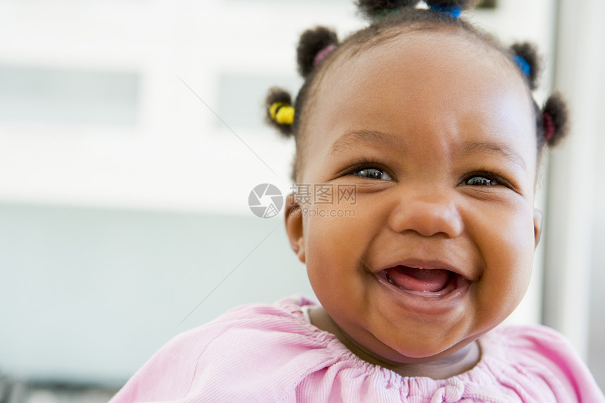 婴儿在室内大笑女孩头肩笑声微笑样子女性水平图片