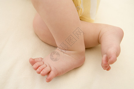 婴儿躺在室内男生水平脚趾男性样子高清图片