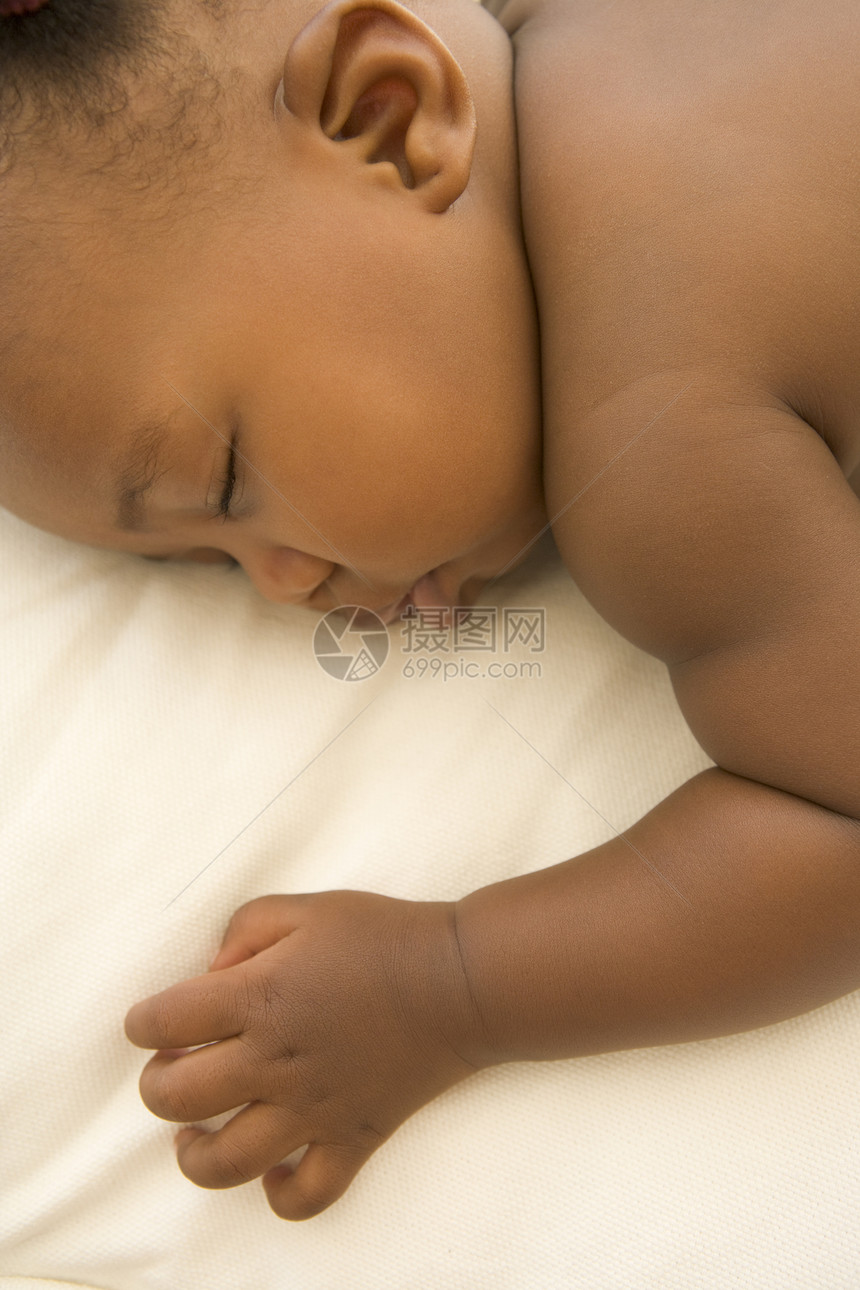 躺在室内睡觉的婴儿样子头肩女性睡眠焦距女孩图片