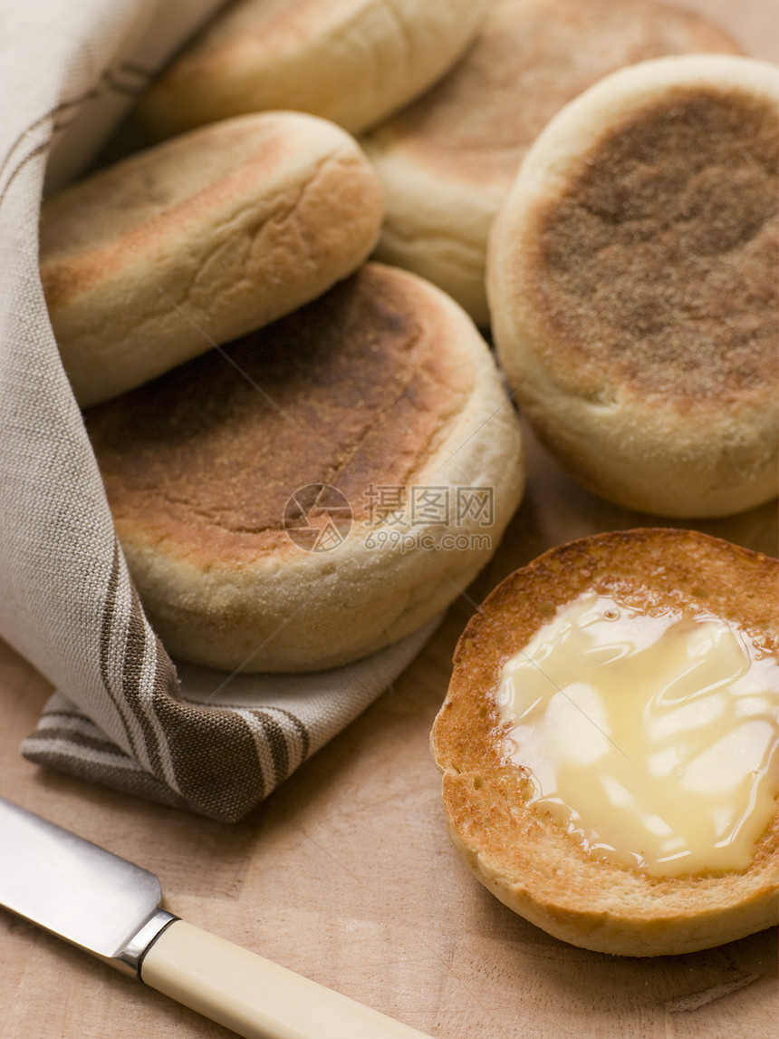 与黄油一起熏烤的英文松饼用具英语午餐刀具砧板食品食谱乳制品早餐小吃图片