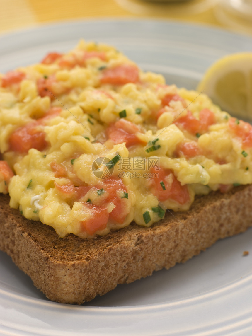 棕土豆上闪烁的鸡蛋和烟熏的鲑鱼柠檬烹饪熏制早餐乳制品面包水果食谱海鲜午餐图片