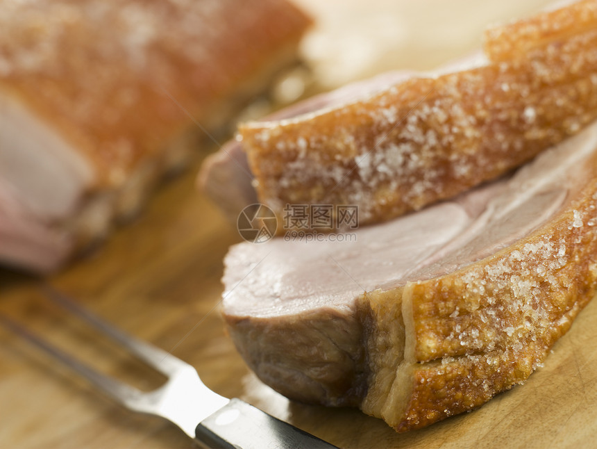 猪肉的烤肠和脆饼干岩盐食品刀具用具雕刻食物餐具晚餐皮肤烹饪图片