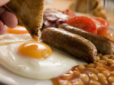 全英文将吐司加到炸鸡蛋上吃全英早餐双手食谱猪肉英语食物蔬菜奶制品乳制品厨艺生产背景