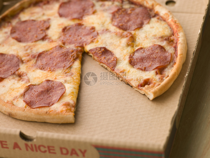 披萨披萨盒里装着切片香肠面团厨艺晚餐水平食物烹饪面包外卖盒食谱图片