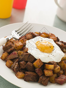 蛋散用炸鸡蛋和黑辣椒 玉米牛肉胡斯调味品用具鸡蛋食谱胸部厨艺散列生产午餐土豆背景
