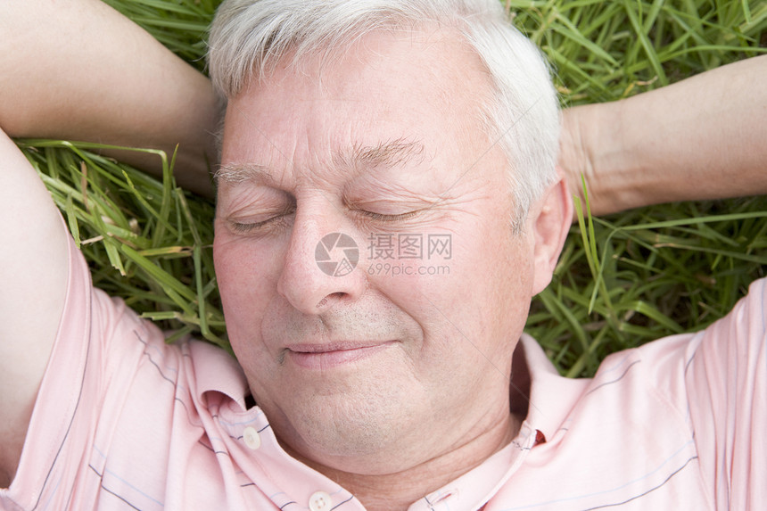 躺卧在草地上的男子图片