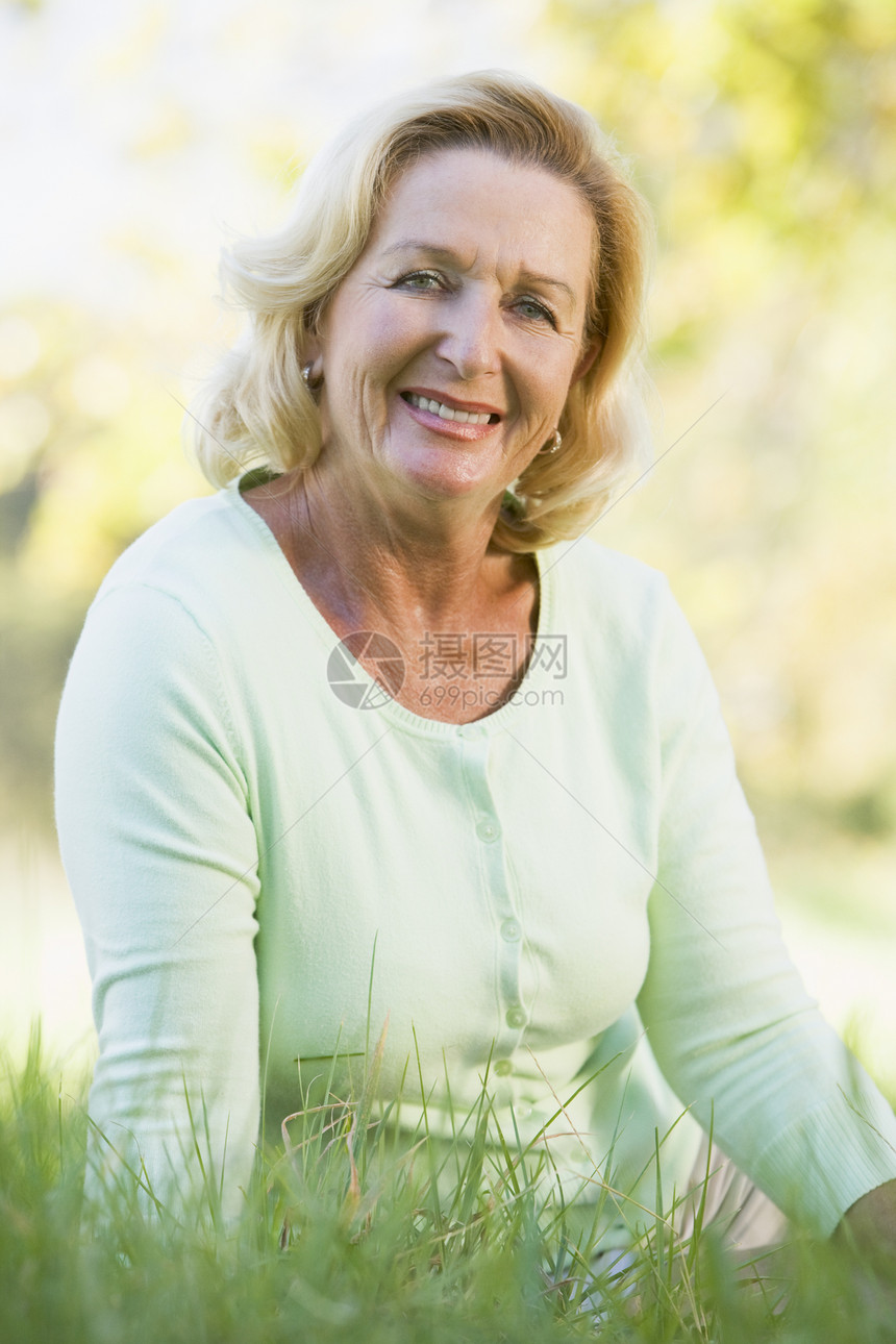 坐在户外的妇女微笑着水平退休公园女性女士农村休息图片
