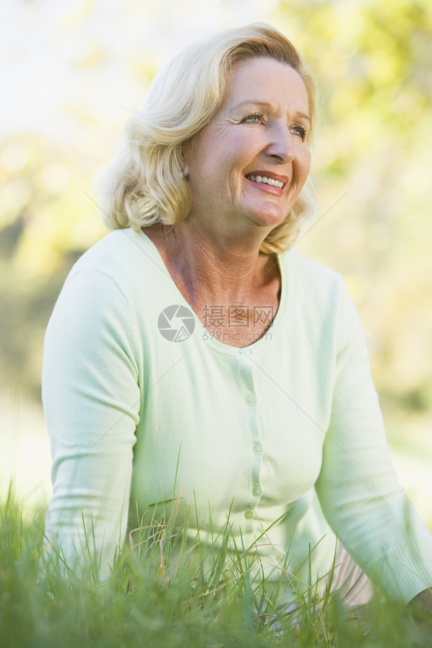 坐在户外的妇女微笑着水平女士公园休息退休农村女性图片