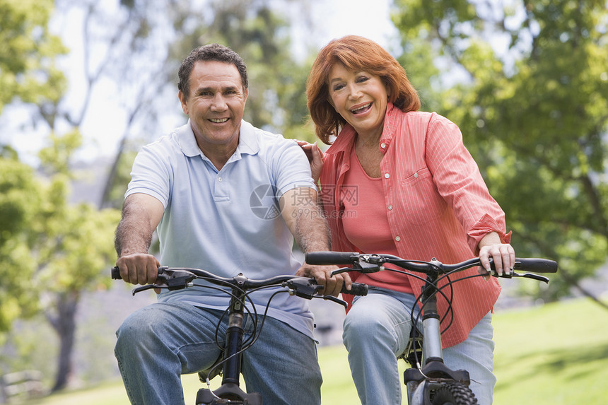 骑摩托的一对夫妇夫妻退休女性享受两个人女士骑术自行车男性丈夫图片