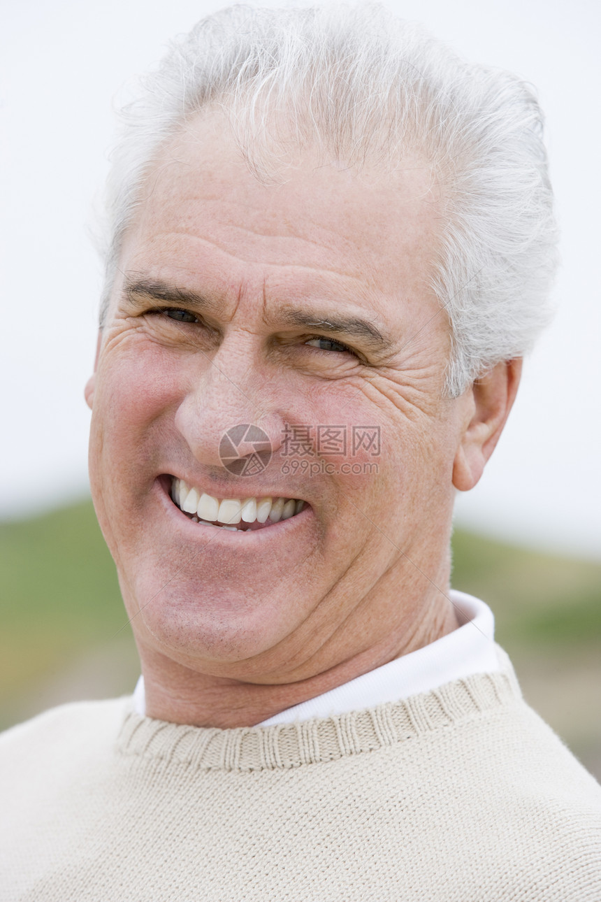 海滩上的男人微笑相机垂直水平退休农村女性图片