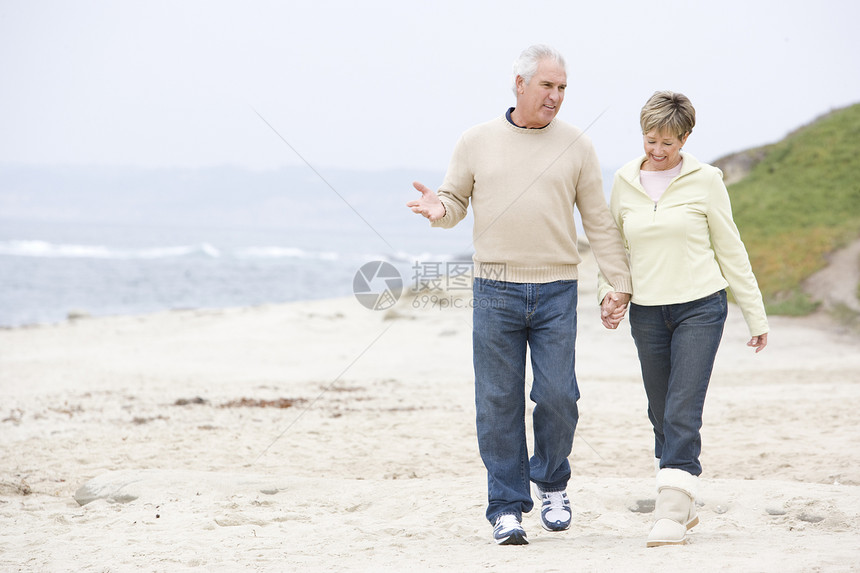 在海滩的情侣 握着手和微笑水平男人两个人夫妻退休女士丈夫男性妻子女性图片