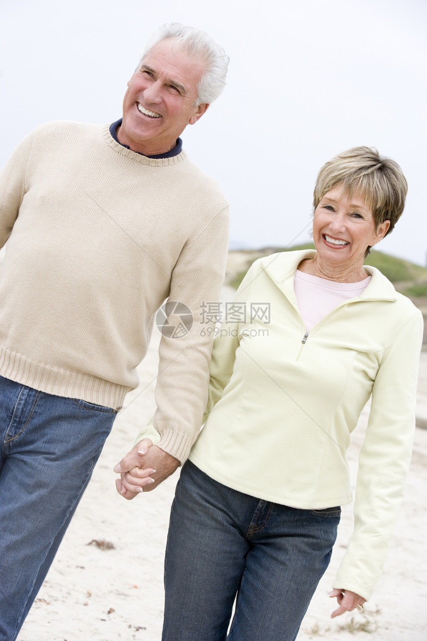 在海滩的情侣 握着手和微笑退休男人两个人女士夫妻丈夫女性男性妻子图片