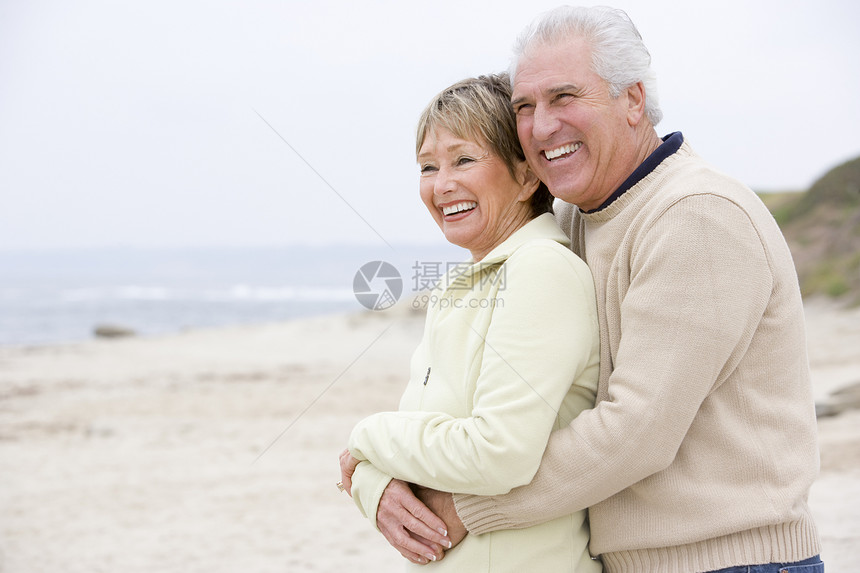 在海滩的一对夫妇 拥抱和微笑夫妻亲热两个人妻子退休感情水平丈夫女士女性图片