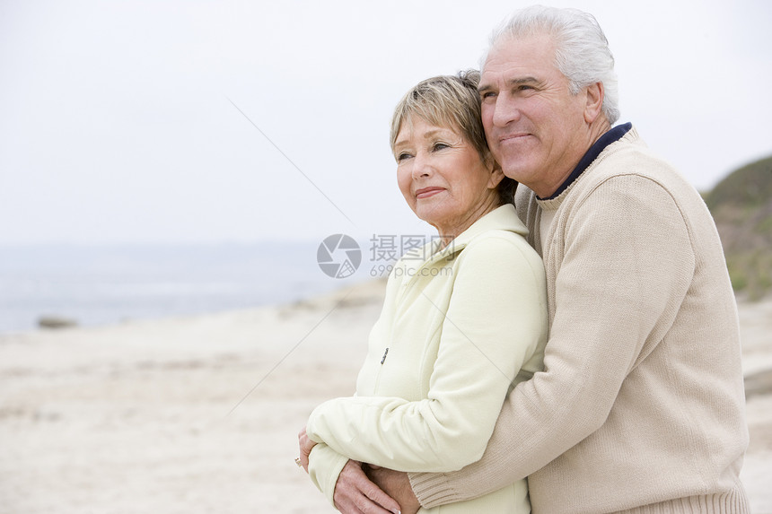 在海滩的一对夫妇 拥抱和微笑丈夫亲热退休妻子男人水平女士两个人男性女性图片