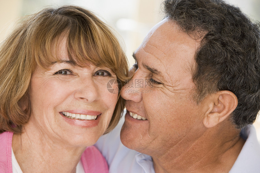 情侣在客厅放松 微笑亲热接吻团结相机女士亲密感妻子丈夫退休休息室图片