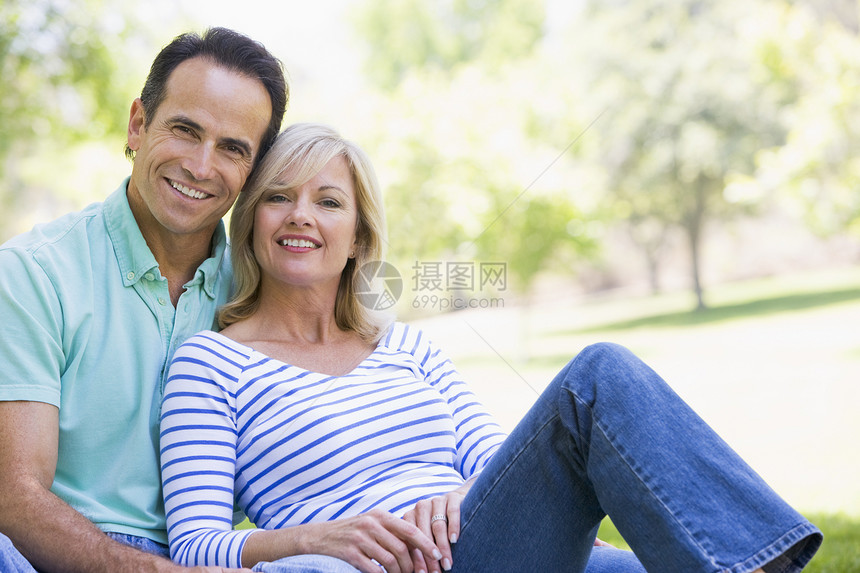 夫妻在公园里笑着的户外放松骑术成人女朋友女性中年妻子男性感情两个人享受图片