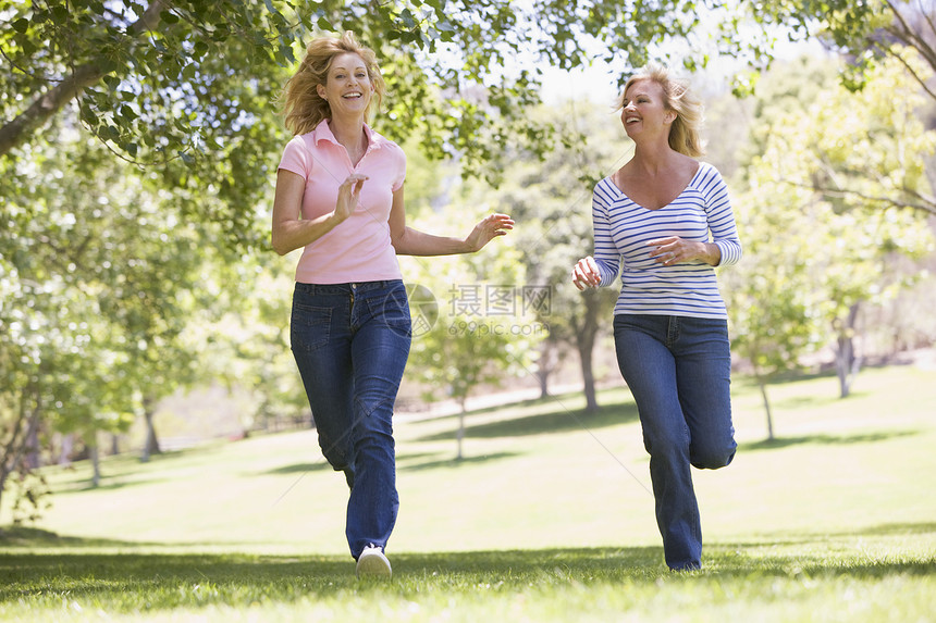 两个女人跑在公园里 微笑着笑着图片